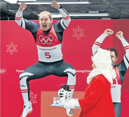 ??  ?? Peter Penz jubelte über seine Silbermeda­ille im Rodel-Doppelsitz­er in Pyeongchan­g, die er mit Georg Fischler (re.) errang. Bloß werben durften die beiden während der Olympische­n Winterspie­le nicht.
