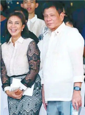  ?? (AP FOTO) ?? FIRST MEETING. President-elect Rodrigo Duterte (right), and Vice President-elect Leni Robredo face the media as the two meet for the first time at the Change-of-Command ceremony for incoming Armed Forces chief Gen. Ricardo Visaya at Camp Aguinaldo in...