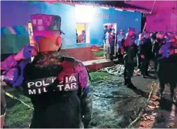  ?? FOTO: EL HERALDO ?? Agentes de la Policía Militar y Policía Nacional llegaron al lugar donde se registró la nutrida balacera que dejó dos hombres fallecidos y una mujer herida, quien fue trasladada a un centro asistencia­l.