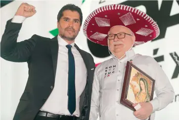  ?? ?? Eduardo Verástegui, presidente de la CPAC en México, recibió al líder polaco Nobel de la Paz, Lech Walesa.