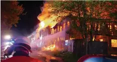  ?? Foto: Alexander Schmid ?? Dramatisch­er Anblick: Sechs Gebäude wurden in der Western City ein Raub der Flam men.