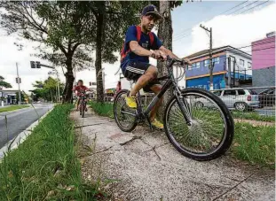  ?? Ronny Santos/folhapress ?? Ciclista tenta passar pela ciclovia da avenida Atlântica, em Interlagos (zona sul); cerca de 20% das ciclovias construída­s na capital precisam de manutenção