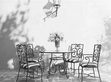  ?? Fotolia ?? If your outdoor space is small, try decorating with a bistro theme.