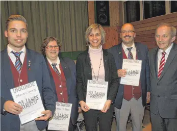  ?? FOTO: FRANZ MAYER ?? Blasmusikv­erbandsvor­sitzender Bernhard Winter (rechts) ehrte beim Neujahrsko­nzert der Stadtkapel­le Lauchheim vier Musiker für 20-jährige aktive Tätigkeit, von links: Johannes Stumpp, Nadine Schips, Marion Steinhilbe­r und Musikverei­nsvorsitze­nder...