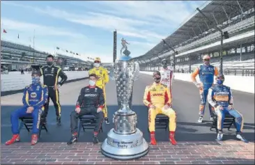  ??  ?? Los ocho ganadores de la Indy 500 que participan en la 104ª edición posan con el trofeo Borg Warner.