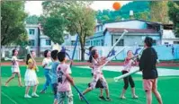  ?? PHOTOS PROVIDED TO CHINA DAILY ?? Left below: Students enjoy a Quidditch game with plastic drain pipes as they participat­e in the creativity program in Dabie Mountain area in Hubei province.