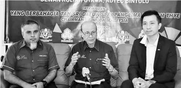  ??  ?? Lee (centre) speaks to reporters as Niosh Sarawak regional manager Mohamad Anizan Mohammed Amin (left) and 3M Malaysia Sdn Bhd Bintulu sales manager Ethan Tan look on.