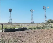  ??  ?? Molinos. Desde los lotes dulces bombean el agua a todo el campo.