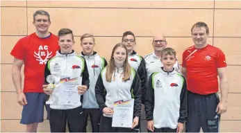  ?? FOTO: AC RÖHLINGEN ?? Co-Trainer Christian Szautner (v. l.), Luis Aschauer, Adrian Maierhöfer, Maren Vornberger, Martin Haas, Jugendleit­er Berthold Stark, Henrik Geiger, Haupttrain­er Martin Mayer.