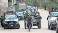  ?? ?? En las calles principale­s del pueblo, las patrullas y los vehículos militares dominaban ayer el panorama.