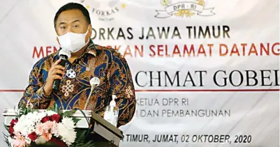  ?? PUGUH SUJIATMIKO/JAWA POS ?? SERAP ASPIRASI: Rachmat Gobel berbicara di hadapan para pengusaha Jatim dalam Forkas (Forum Komunikasi Asosiasi) di Sidoarjo kemarin (2/10).