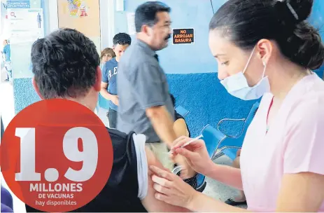  ?? FOTO: C SANTOS ?? ATENCIÓN. En el centro de salud Miguel Paz Barahona están vacunando contra la influenza desde las 7:00 am.