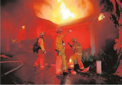  ?? REUTERS ?? Bomberos intentan contener el avance de las llamas en la población de Thousand Oaks