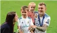  ?? Foto: dpa ?? Toni Kroos hat drei Mal hintereina­nder mit seinem Verein die Champions League gewonnen. Hier siehst du ihn mit seiner Familie nach dem Finale.