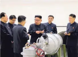  ?? AP ?? El líder de Corea del Norte, Kim Jong-un, inspeccion­ó la supuesta bomba de hidrógeno elaborada con componente­s norcoreano­s.