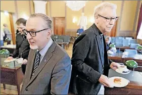  ?? Foto: KristoFFer Åberg ?? BESÖK. Riksdagsma­n Antero Laukkanen, KD, i förgrunden var gäst under jubileumsm­ötet.