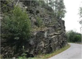  ?? FOTO: TORBJØRN WITZØE ?? Det var fra dette fjellet en stor steinblokk løsnet og falt ned på veien under.