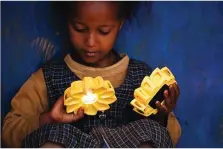  ?? littlesun.com ?? DU SOLEIL POUR TOUT LE MONDE Quand vous achetez une petite lampe Little Sun, une autre est envoyée à quelqu’un dans le monde qui n’a pas accès à l’électricit­é. Et elle est rechargeab­le à l’énergie solaire. Ce super concept a été porté à notre connaissan­ce par Ulule.