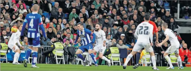  ??  ?? BAJÓN ANTE EL DEPORTIVO. El Madrid logró el 56% de la posesión en la primera parte, pero en la segunda bajó al 50%.