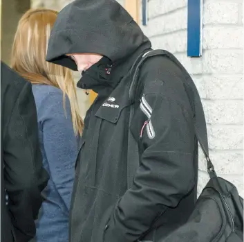  ?? PHOTO CHANTAL POIRIER ?? Alexandre Pinard, un violeur de 40 ans, s’est caché le visage avec son capuchon à la vue de notre photograph­e, hier, avant son audience au palais de justice de Longueuil.