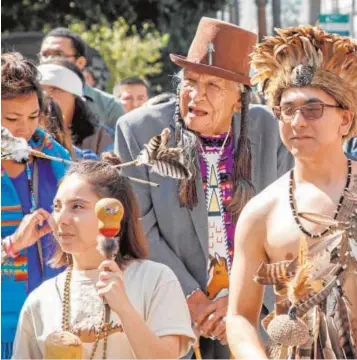  ??  ?? Celebració­n en Los Ángeles del Día de los Pueblos Indígenas en lugar del Día de Colón, que era conmemorad­o hasta hace poco