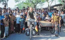  ?? FOTO: PRIVAT ?? Mit dem Rad tourt Annemarie Klein durch die Welt. Dem DAV berichtet sie über ihre Abenteuer in Kambodscha und Vietnam.