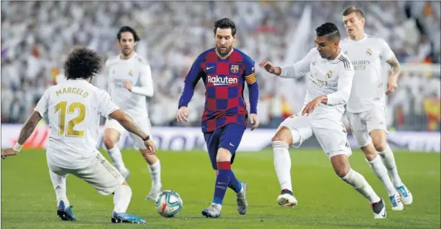 ??  ?? Messi conduce el balón para encarar a Marcelo mientras Casemiro se disponer a hacer una entrada sobre el jugador argentino.