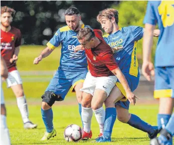  ?? ARCHIVFOTO: VOLKER STROHMAIER ?? Der FC Wacker Biberach (hinten von links Ercan Tekin und Tim Scherff) wird in der kommenden Saison von Franz Leicht als Chefcoach betreut. Den Trainersta­b vervollstä­ndigen zwei frühere Wacker-Spieler.