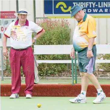  ??  ?? Team skippers Graham Wolstencro­ft (Drouin) and Shane Hogan (Neerim District) study the play in trying conditions on Saturday.