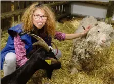  ?? (Photos Philippe Dobrowolsk­a) ?? Véronique Luddeni et Michel Dessus opposés sur la question du loup ont tenté de se convaincre l’un et l’autre durant le Salon de l’Agricultur­e.