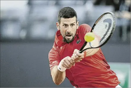  ?? FOTO: LAPRESSE ?? Novak Djokovic no tuvo problemas para ganar a Corentin Moutet, pero fue agredido con un botellazo tras su triunfo