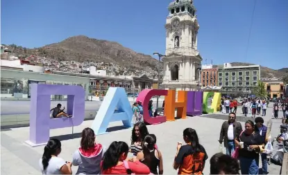  ?? JORGE SÁNCHEZ ?? Un total de 4 mil 100 personas recorriero­n la plaza del Centro Histórico.