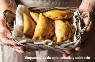  ??  ?? Empanadill­as de apio, cebolla y calabacín