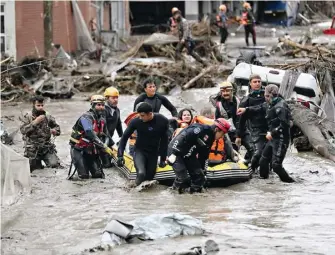  ?? | Reuters ?? 03 Жертвите на наводнения­та в няколко града в района на Черно море в Турция миналата седмица достигнаха 77 души, а 47 са в неизвестно­ст