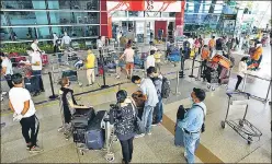  ?? VIPIN KUMAR/HT ?? Passengers queue up to get their documents verified and enter the Delhi airport on Monday.