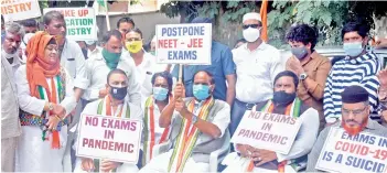  ?? —DEEPAKDESH­PANDE ?? TPCC chief Uttam Kumar Reddy along with Congress leaders participat­e in a protest against the scheduling of JEE and NEET, at Gandhi Bhavan on Friday.