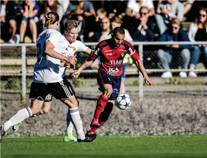  ?? Bild: Sebastian Lamotte/arkiv ?? Moussa Taher gjorde två mål för VIF mot Vårgårda, men det hjälpte föga. Laget släppte in fem mål i den andra halvleken och föll tungt.