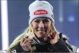  ?? ALESSANDRO TROVATI — THE ASSOCIATED PRESS ?? Mikaela Shiffrin, posing with the gold medal for her giant slalom win Thursday at the worlds, also wore a pendant honoring her late father Friday during the awards ceremony.