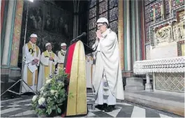  ?? AGENCIAS ?? Párrocos con los cascos durante la misa, ayer en Notre Dame.