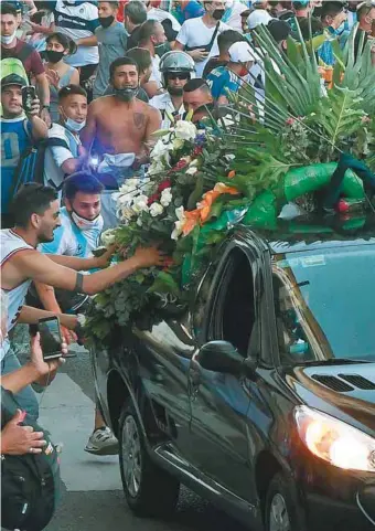  ?? / AFP ?? Diego A. Maradona fue enterrado ayer en Bella Vista, a 40 kilómetros de Buenos Aires.