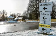  ?? Fotos: Thorsten Jordan (Archiv) ?? Heinz Höwel aus Landsberg hätte heute gegen Covid‰19 geimpft werden sollen. Doch mangels Impfstoff wurde sein Termin ab‰ gesagt. Der Betrieb im Penzinger Impfzentru­m – links Leiter Peter Rasch – steht still.