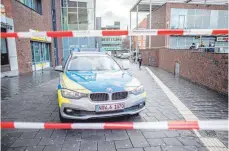  ?? FOTO: DPA ?? Am Tatort: Ein Polizeiwag­en am Berliner Platz in Bottrop. Ein Autofahrer hatte hier in der Silvestern­acht seinen Wagen gezielt in eine Fußgängerg­ruppe gesteuert.