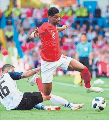  ?? AFP. ?? Cristian Gamboa vivió una prueba de fuego ayer marcando a la perla inglesa Marcus Rashford, a quien le cometió dos faltas. Ambos se encontraro­n en varias jugadas por la banda derecha.