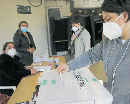  ?? Getty images ?? Los protocolos sanitarios fueron estrictos ayer durante las primarias en Chile