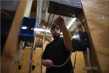  ?? RANDY VAZQUEZ — STAFF PHOTOGRAPH­ER ?? Electrical apprentice Miguel Diaz says he earns $30an hour, up from the $20an hour he made in constructi­on.