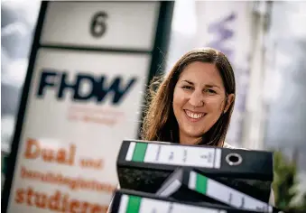  ??  ?? Stefanie Bäumler ist an der privaten Hochschule FHDW Hauptanspr­echpartner­in bei der zentralen Anlaufstel­le für die Studierend­en, dem Career Service. „Die jungen Leute sind hier nicht bloß eine Matrikelnu­mmer.“