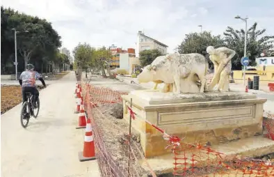  ?? ERIK PRADAS ?? La escultura del Perot aún permanece en su lugar habitual pese a haber realizado las primeras catas.