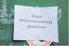  ?? FOTO: SWE ?? Der Zettel lässt nichts Gutes erahnen: Bei einer Betriebsve­rsammlung wurde am Donnerstag­morgen das Aus von Eisen Thiermann verkündet.