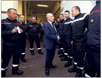  ?? (Photo Jean-François Ottonello) ?? Eric Ciotti est venu saluer et apporter son soutien aux deux pompiers agressés, hier, lors d’une interventi­on, rue Cadeï, à Nice.