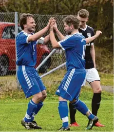  ?? Foto: Horst Hörger ?? Hier feiern Christian Steidle und Markus Mayer das 1:0 für die SGM Ingstetten/Schie ßen, die überrasche­nd ins Halbfinale einzog.